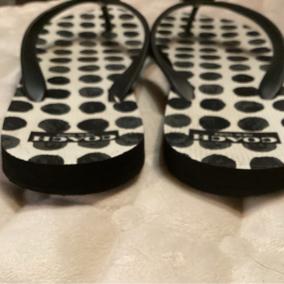 Coach flip flops in white and black polka dots straps adorned with silver bows. - Picture 4 of 6